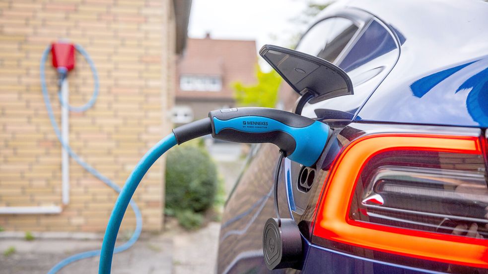 Das E-Auto mit Wallbox zu Hause aufladen ist praktisch und preiswert. Auch das Stromtanken an öffentlichen Ladepunkten muss einfacher und billiger werden, sagt Klaus Müller, Präsident der Bundesnetzagentur. Foto: IMAGO/epd
