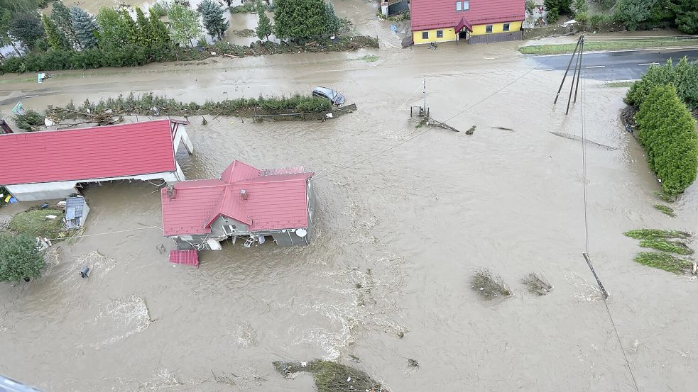 Aus den Überschwemmungsgebieten in Polen fließt das Wasser weiter in Richtung Brandenburg. Hier ein Foto aus dem Gebiet des Flusses Nysa Klodzka (Glatzer Neiße). Foto: KG PSP via AP/dpa