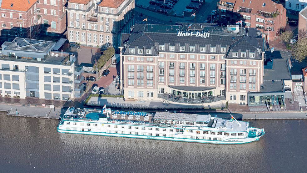 Das Hotel am Delft von oben und ein Flusskreuzfahrtschiff. Foto: T. Bruns/Archiv