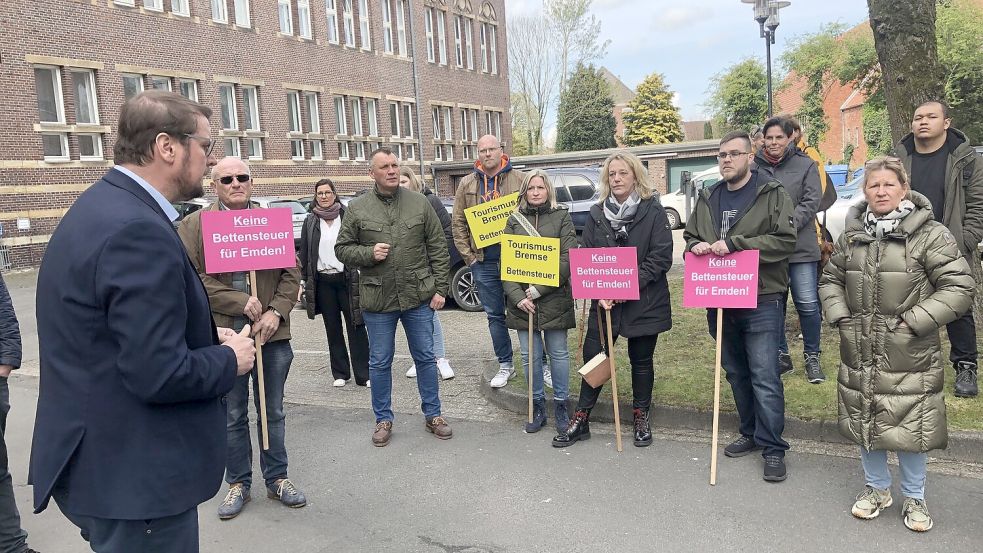 Im Mai 2023 protestierte das Gastgewerbe in Emden gegen die vorgeschlagene Einführung einer Bettensteuer. Foto: H. Müller/Archiv