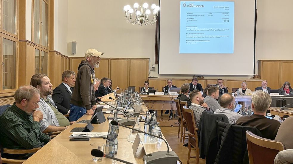 Referierte stehend zu den Volksfesten in Emden: Ratsherr Johannes „Urmel" Meyering. Foto: Schuurman