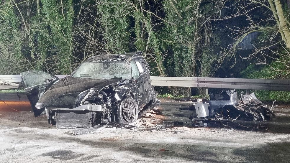 Das Auto des Angeklagten musste nach dem Unfall auf der B 72 verschrottet werden. Foto: Feuerwehr