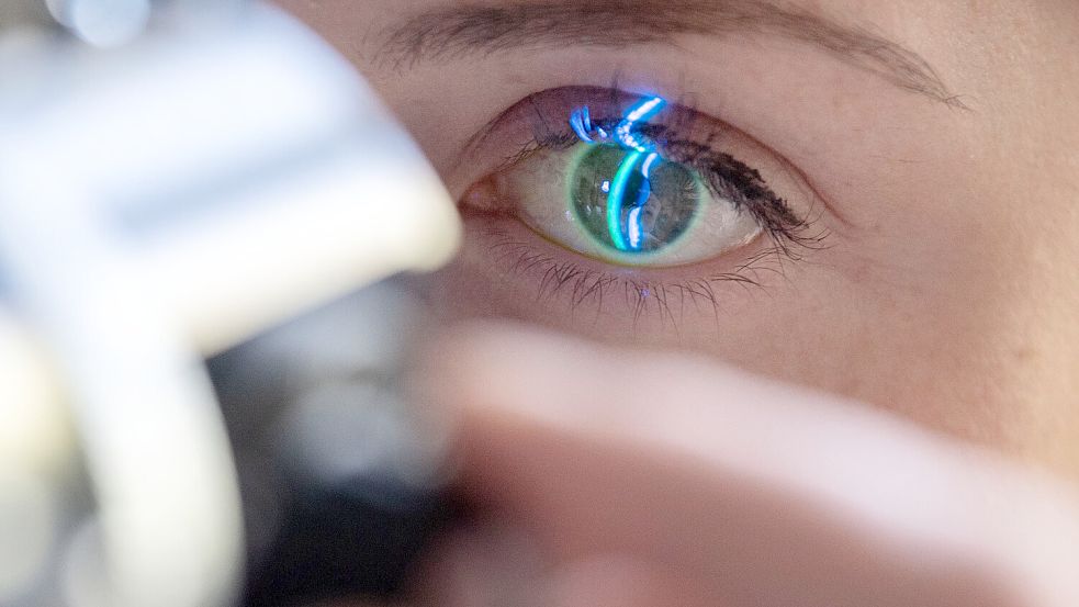 Auch im Alter gut schauen: Expertinnen haben Tipps, wie das gelingen kann. Foto: dpa/Marijan Murat