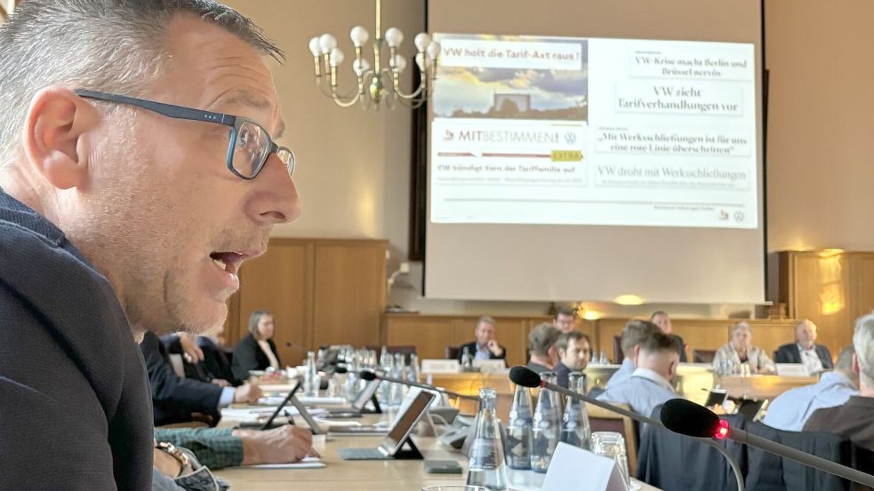 Gab dem Emder Rat einen Rundumeinblick zur Situation bei Volkswagen: Betriebsrat Manfred Wulff. Foto: Schuurman