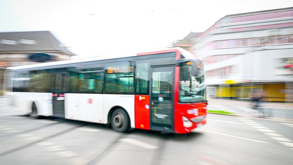 Mit dem Deutschland-Ticket hat man eine Flatrate für den Nahverkehr. Aber löst das Ticket wirklich Deutschlands Verkehrsprobleme? Foto: Sina Schuldt/dpa