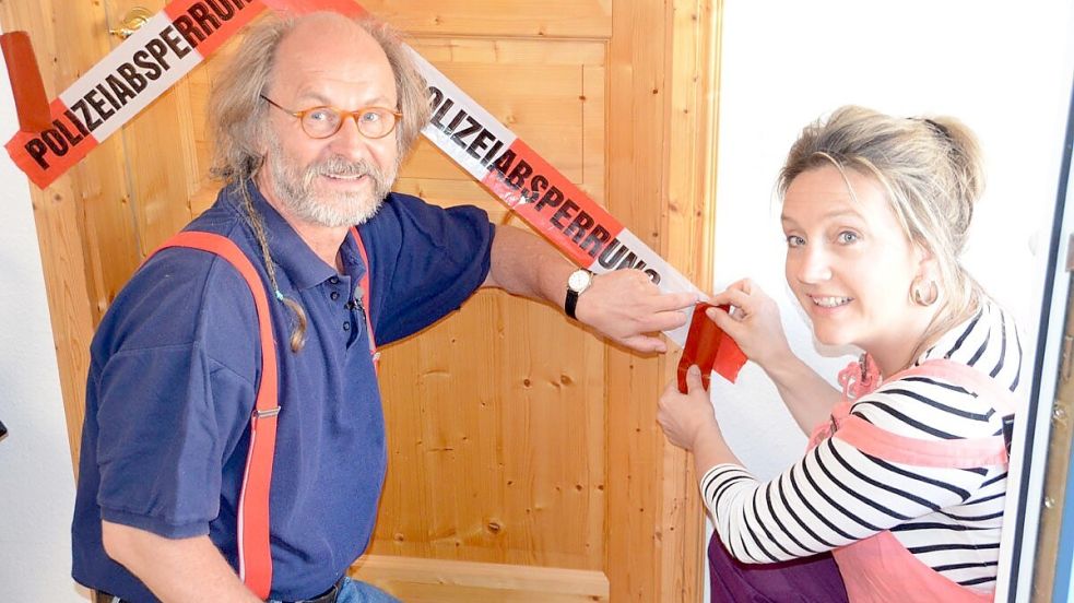 Für die Aufzeichnung des Perfekten Dinners im Sommer 2016 haben Klaus-Peter Wolf und seine Lebensgefährtin Bettina Göschl ihre Wohnung wie einen Tatort organisiert. Dazu gehörte auch das Abkleben der Türen. Foto: privat