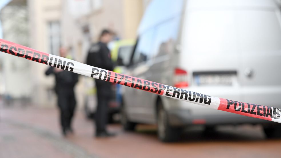 Die Spurensicherung aus Osnabrück und Lingen waren in Weener vor Ort. (zu dpa: Foto: Lars Penning/dpa