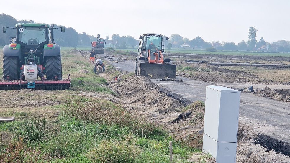 In Jemgum wird an den Zuwegungen für das neue Baugebiet am Toten Weg gearbeitet. Foto: Gettkowski