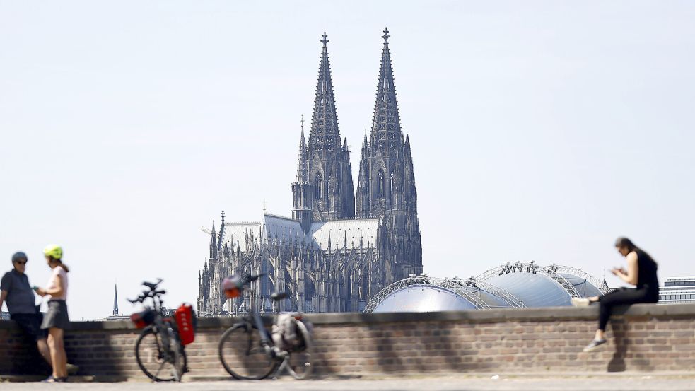 Sechs Millionen Touristen besuchen jedes Jahr den Kölner Dom. Damit ist das gotische Gotteshaus am Rhein die meistbesuchte Attraktion in Deutschland. Foto: IMAGO/Panama Pictures