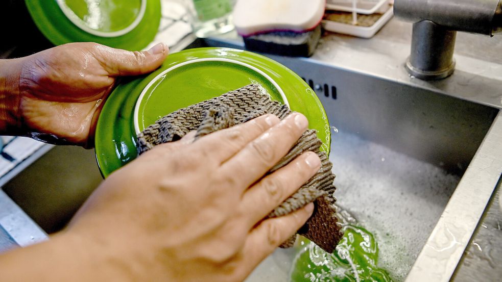 Das Geschirr sauber bekommen: Was hilft besser, warmes oder kaltes Wasser? Foto: dpa-Zentralbild/ Britta Pedersen