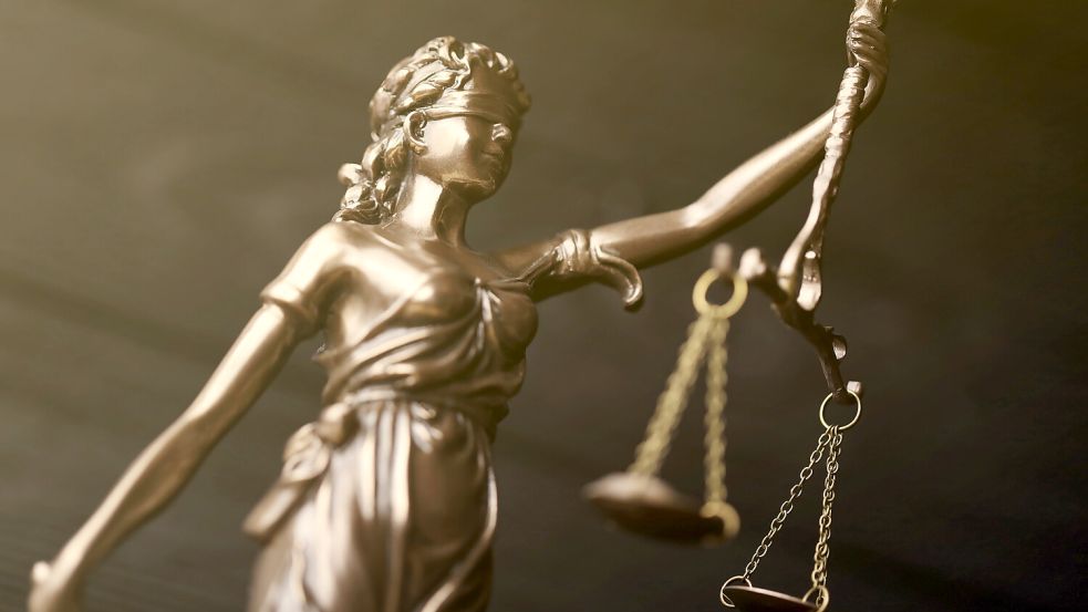 Der 67-jährige Rentner soll seine Frau über Jahre betäubt und sie Fremden zur Vergewaltigung angeboten haben. Foto: IMAGO/Panthermedia