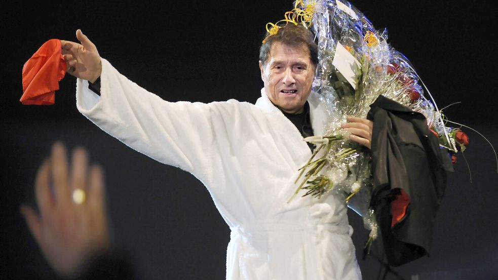 Der Sänger und sein Markenzeichen: Der österreichische Schlagersänger und Komponist Udo Jürgens steht zum Ende seines Konzerts in der O2-World in Berlin 2009 im Bademantel auf der Bühne. Foto: dpa/Britta Pedersen