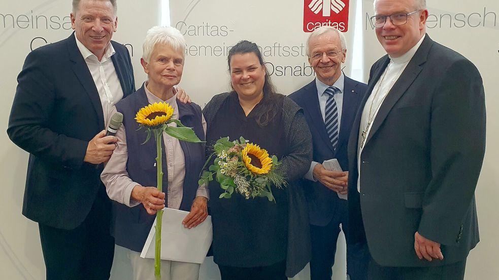 Elisabeth Dissinger (2. von links) nahm den Sonnenscheinpreis entgegen. Sie engagiert sich seit 40 Jahren in dem Asylkreis. Foto: : Caritas/Imke Pieper