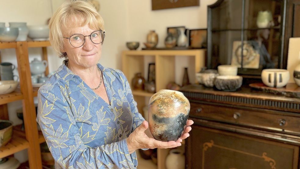 Anke Köring zeigt, welche lebendigen Muster sich mit speziellen Brenntechniken erzielen lassen. Fotos: Boschbach