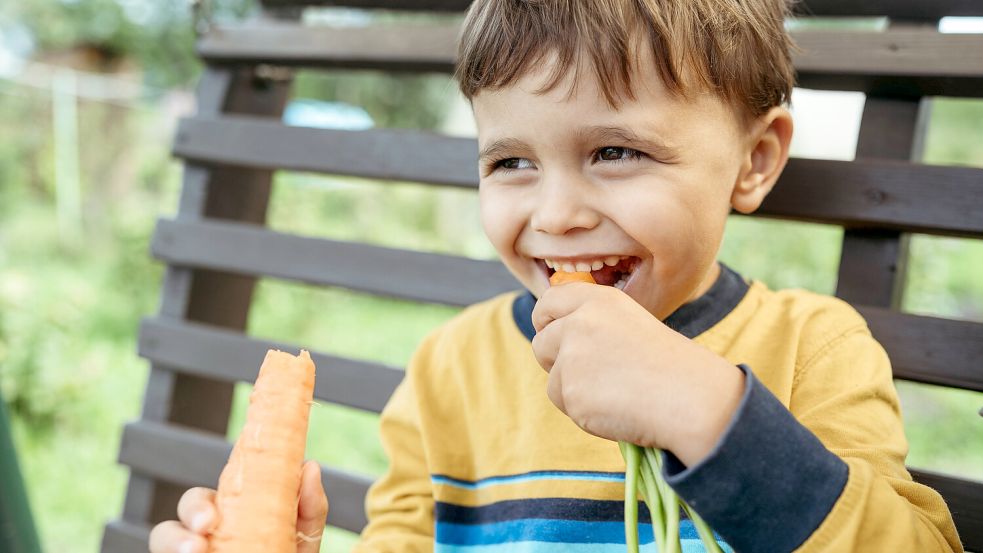 Sollten Eltern ihre Kinder vegetarisch ernähren? Unsere Autorin findet: Der Fokus sollte ganz woanders liegen. Foto: IMAGO / Westend61