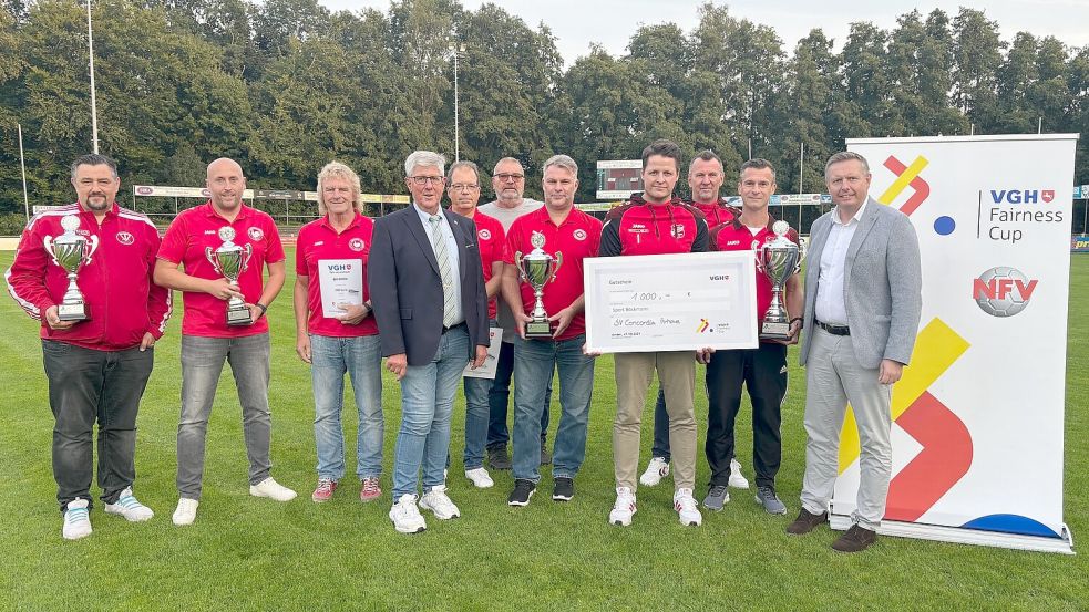 Die Geehrten stellten sich zum Gruppenfoto auf (von links): Sebastian Twelker (TV Bunde), Mirko Hellmers, Focko Schoon (beide Wiesmoor), Harald Koning (NFV), Erwin Bohlen (Großefehn), Holger Hokema (NFV), Alexander Wiese (Großefehn), Enno Bunger, Thomas Priet, Paul Tomaszewski (alle Ihrhove) und Andreas Heinl (VGH). Foto: Homes
