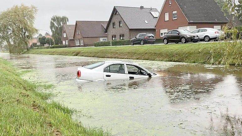 „Selbstständig“ machte sich dieses Auto auf der Umländerwiek links in Papenburg. Es landete im Kanal. Foto: Kierstein