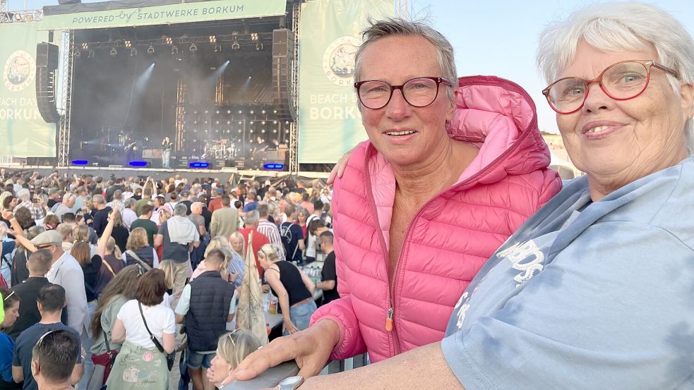 Auch ältere Zuschauerinnen haben Spaß beim Beach-Days-Konzert. Foto: Ferber