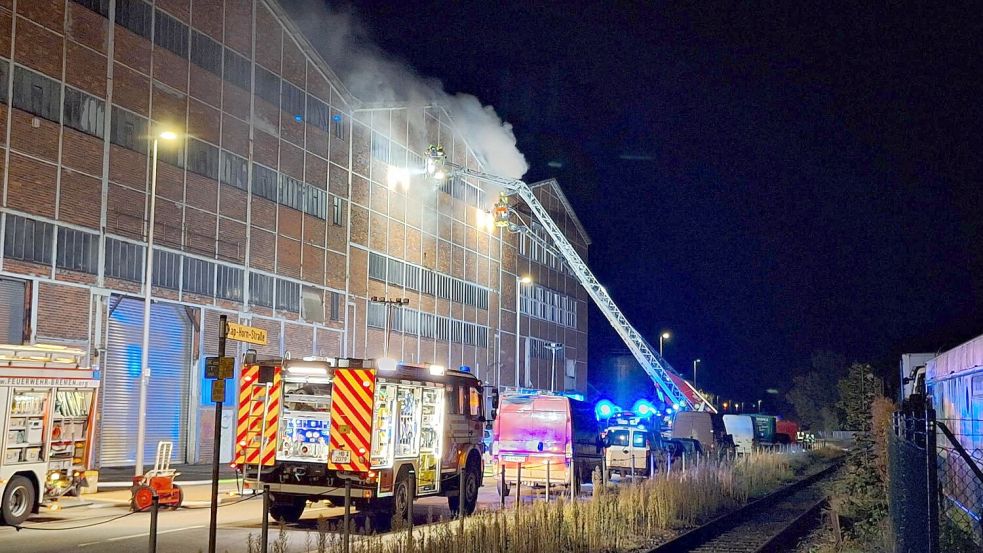 Ein Großbrand in einem Lagerhallenkomplex in Bremen hat über 100 Einsatzkräfte gefordert. Foto: NWM-TV