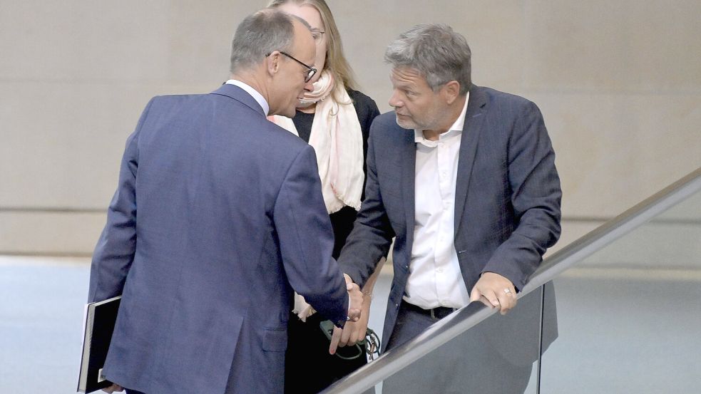 Selten zusammen auf einem Foto zu sehen: Der grüne Vizekanzler Robert Habeck (links) und CDU-Chef Friedrich Merz schüttteln Hände im Bundestag. Foto: IMAGO/F. Kern/Future Image