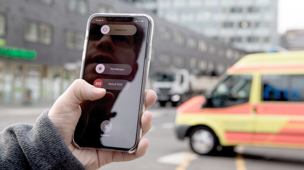 Mit dem Notfallpass auf dem Handy können Helfer schnell digital an die Gesundheitsdaten der Verletzten kommen. Foto: dpa-tmn/Zacharie Scheurer