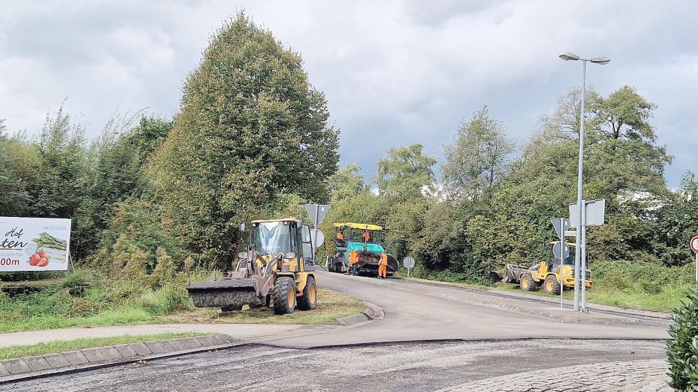 Am 2. Oktober sollen die Arbeiten am Kreisel abgeschlossen sein. Dann gilt dort für Fahrradfahrer auch eine neue Verkehrsregelung. Sie dürfen nur noch entgegen dem Uhrzeigersinn durch den Kreisel fahren. Foto: Gettkowski