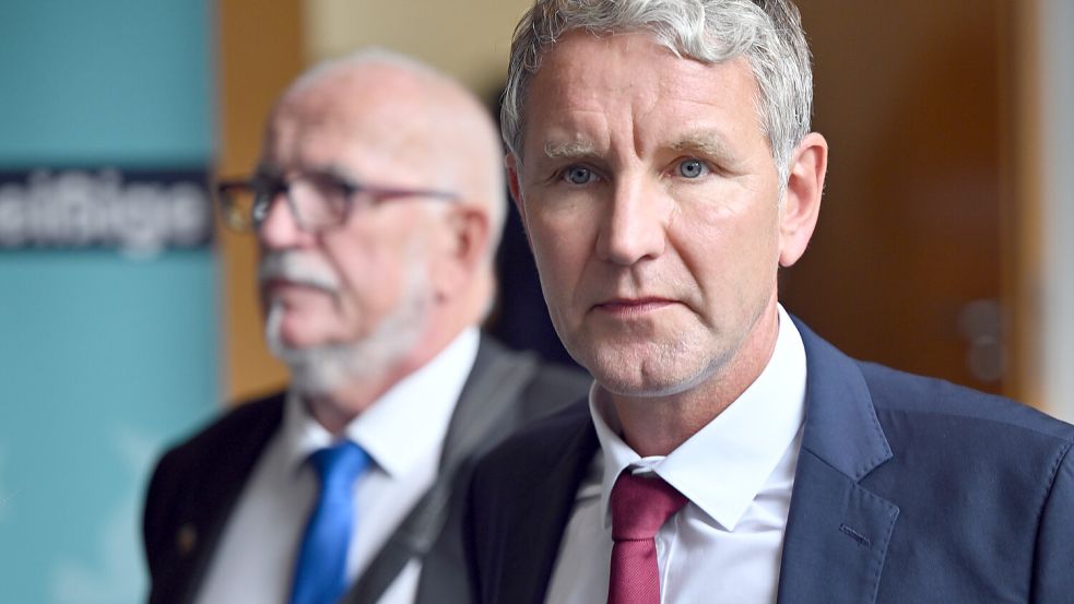 Ärger im Thüringer Landtag: Björn Höcke (rechts), AfD-Fraktionschef, und Jürgen Treutler, AfD-Abgeordneter und Alterspräsident. Foto: dpa/Martin Schutt