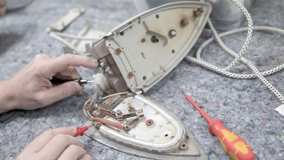 Reparatur statt Müll: Das Bügeleisen kann in einer Werkstatt kostengünstig wieder instand gesetzt werden. Foto: dpa-tmn/ Florian Schuh