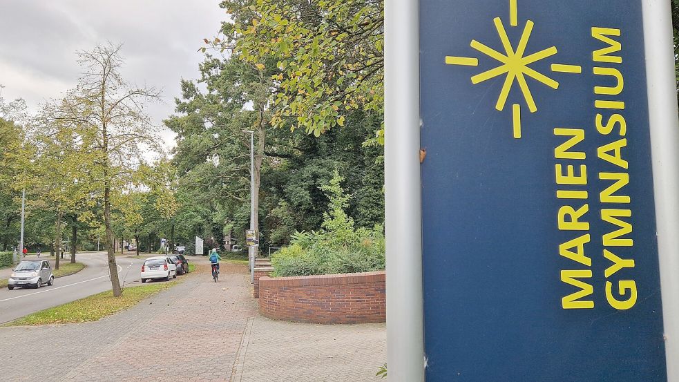 Am Mariengymnasium in Papenburg gibt es für die Schüler bald strengere Regeln für die Handynutzung. Foto: Schulte