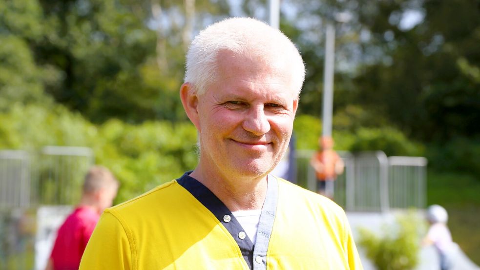 Stadtjugendpfleger Michael Hofer war bei der Eröffnung des Jugendplatzes in Wiesmoor in seinem Element: Er organisierte das Kicker-Turnier in der Socceranlage. Foto: Böning