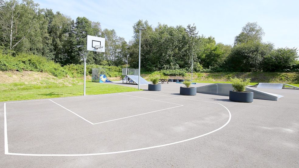 Basketballkorb mit Streetball-Feld. Die Regeln sind hier ähnlich wie beim richtigen Basketball. Foto: Böning