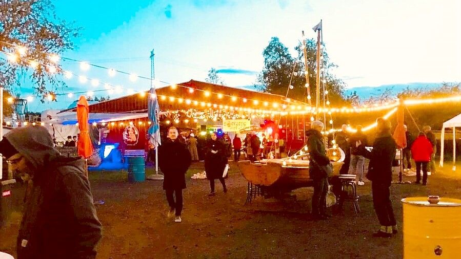 Rund vier Wochen brauchten die Ehrenamtlichen für die Vorbereitung des Festivals. Unter anderem wurden zahlreiche Lichterketten aufgehängt. Foto: Martin Sährig