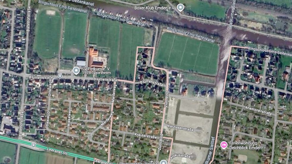 Das fertig erschlossene Baugebiet "Zum Bind" ist unten am Petkumer Sieltief zu sehen. Die Luftaufnahme ist veraltet, das Gebiet ist fast vollständig bebaut. Das geplante Baugebiet "Zum Bind II" soll auf der oben mittig zu erkennenden Grünfläche entstehen. Foto: Screenshot von GoogleMaps