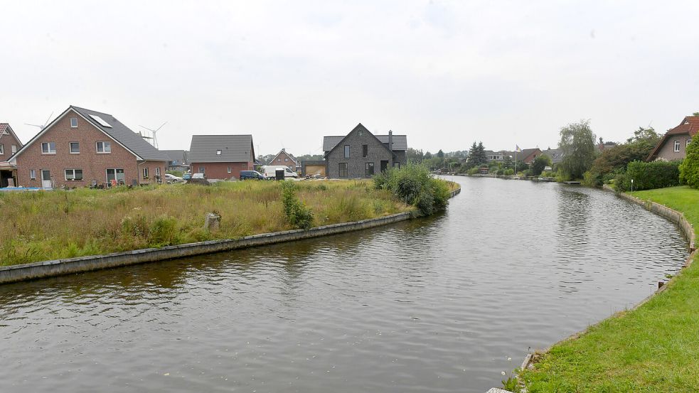 Das Baugebiet "Zum Bind" in Petkum ist bereits fast vollständig bebaut. Viele Häuser haben Wasserzugang und Bootsanleger. Dieses Foto ist vom August 2022. Foto: Ortgies/Archiv