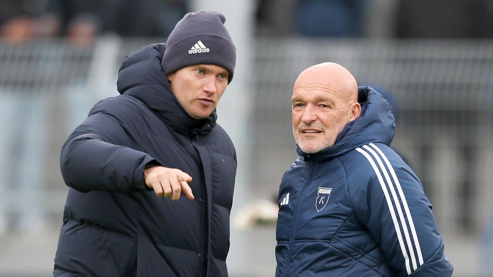 Auch Kickers Emden und Henning Rießelmann (links), hier im Gespräch mit Trainer Stefan Emmerling, unterstützen den SSV Jeddeloh II. Archivfoto: Doden/Emden