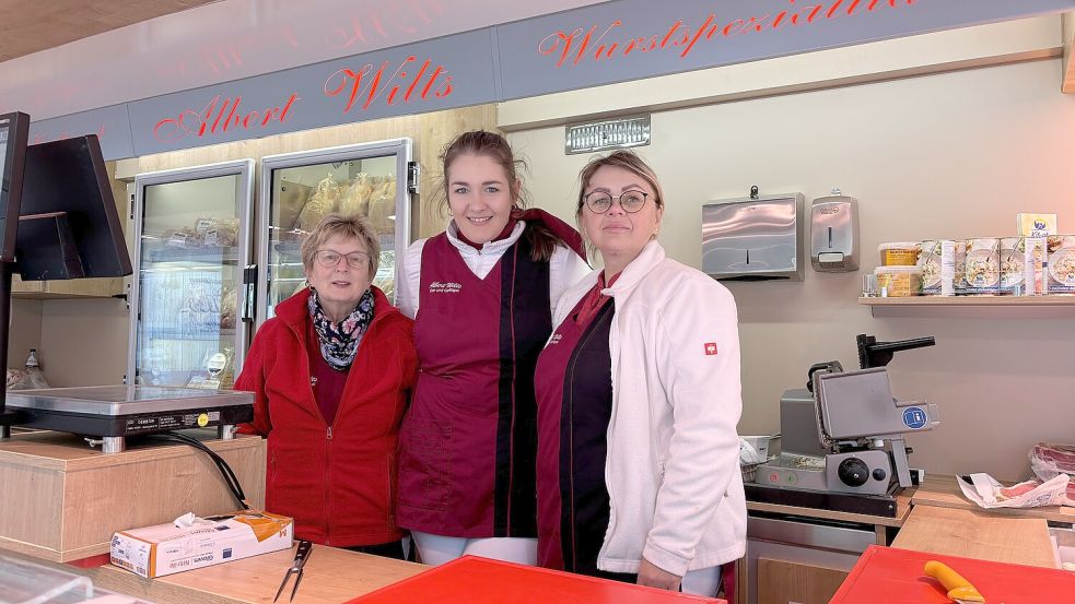 Ein Team, nicht nur auf dem Wochenmarkt: Anke Wilts (Mitte) mit ihren Stamm-Verkäuferinnen Elisabeth Tietje und Ludmilla de Beer. Foto: Schuurman