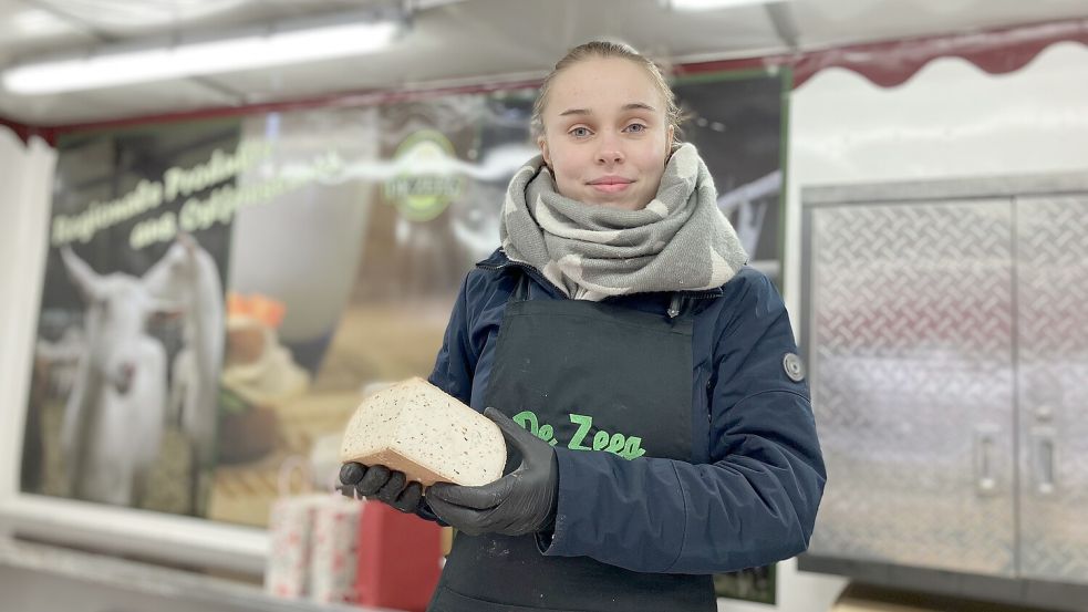 Gehört zum jüngsten Wochenmarkt-Zuwachs: Melissa Brouwer mit ihrem Ziegenkäse. Foto: Schuurman