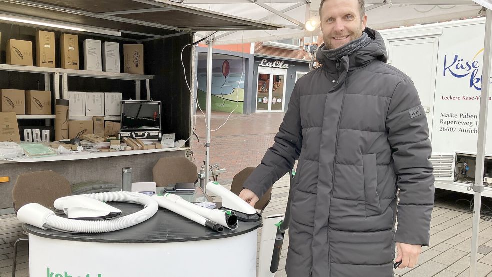 Freitags verkauft er Staubsauger auf dem Emder Wochenmarkt: Kickers-Trainer Markus Unger. Foto: Schuurman