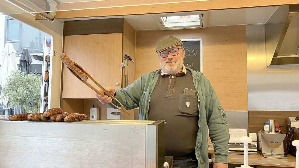 Bietet defige Wurst aus Thüringen: Matthias Backhaus. Foto: Schuurman