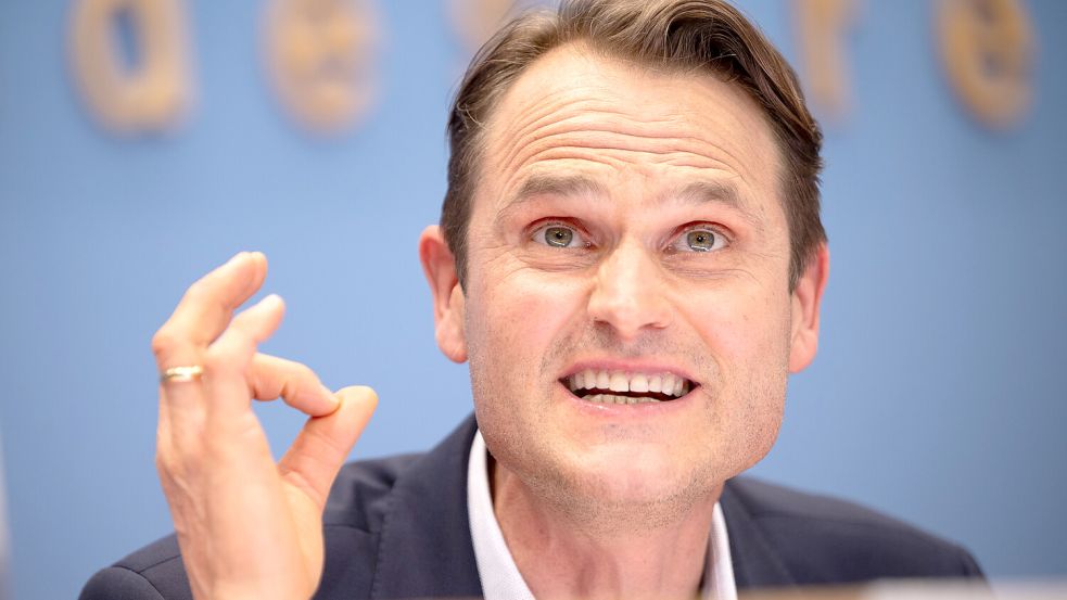 Fällt bei den Theaterkürzungen auch seine Aufführung weg? Fabian Hinrichs als Ministerpräsident spricht während der Generalprobe für das Stück „Ein Volksbürger“ im Haus der Bundespressekonferenz. Foto: Sebastian Christoph Gollnow/dpa
