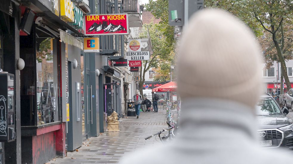 Blick zurück auf eine Kindheit in Absturzkneipen: Cornelia Hoppe am Hamburger Berg. Foto: Michael Ruff