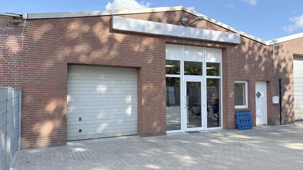 Die Leeraner Tafel ist auf der Rückseite des ehemaligen Autohauses Sat zu finden. Foto: Bothe
