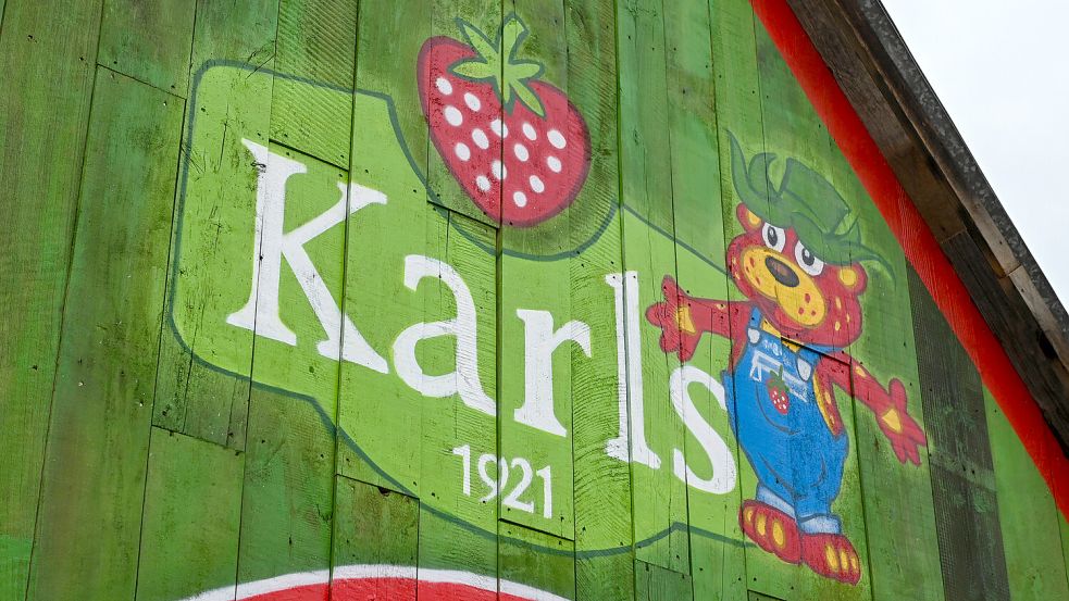 156 Asylbewerber leben auf dem Erdbeerhof in Rövershagen (MV). Firmenchef Robert Dahl fordert Arbeitserlaubnisse für die jungen Männer - damit sie sich integrieren können. Foto: IMAGO/EHL Media