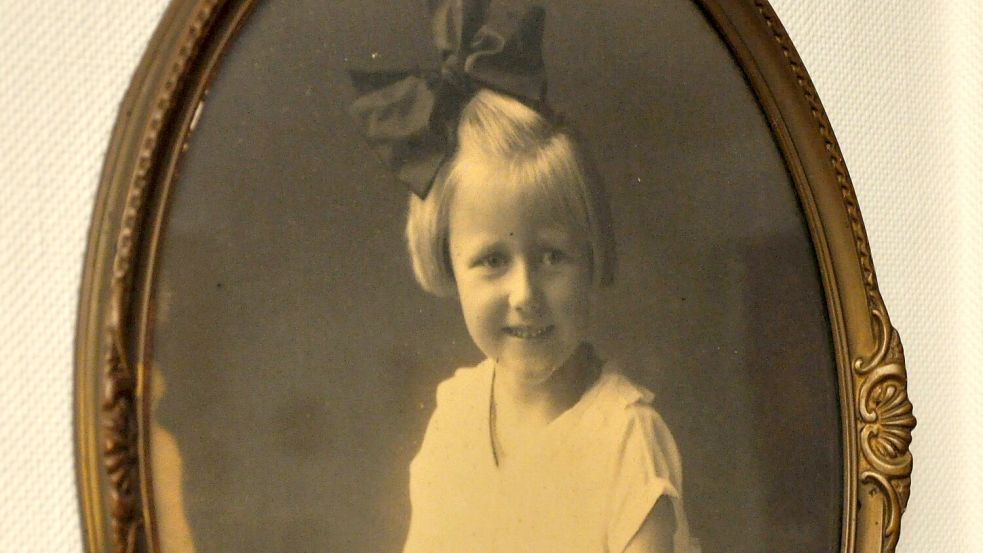 Dieses Bild von Marie-Luise Haldan ist fast 100 Jahre alt und hängt in ihrem Wohnzimmer. Es zeigt sie als Kind im Alter von geschätzt drei Jahren. Foto: Ullrich