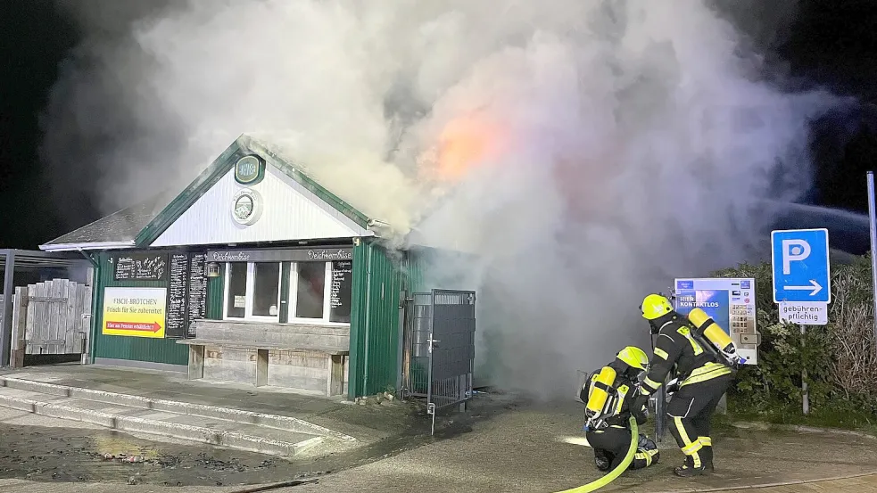 Als die ersten Einsatzkräfte eintrafen, stand die „Deichkombüse“ bereits in Vollbrand. Foto: Feuerwehr