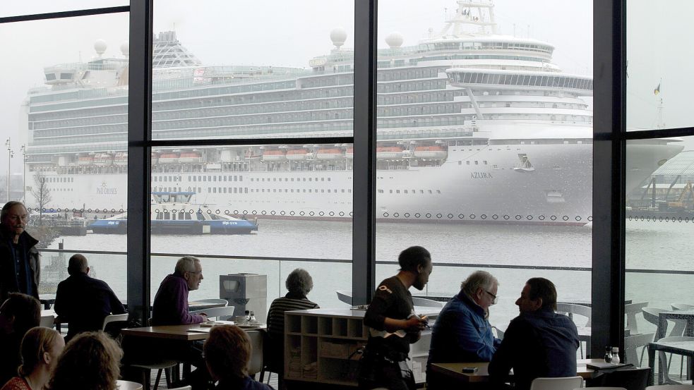 Diesen Anblick soll es bald seltener geben: Ein Kreuzfahrtschiff läuft in den Amsterdamer Hafen ein. Foto: Dejong/dpa