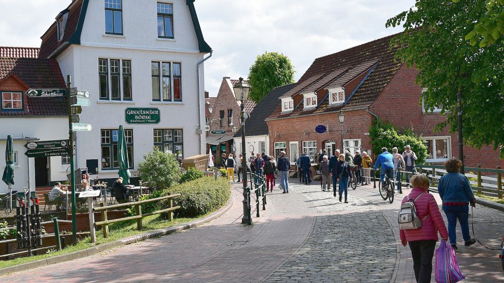 Gerade in den Sommermonaten kann es schnell voll werden auf den kleinen Straßen in Greetsiel. Foto: Wagenaar/Archiv