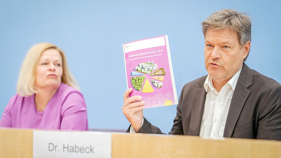 Bundesinnenministerin Nancy Faeser (SPD) und Bundeswirtschaftsminister Robert Habeck (Bündnis 90/Die Grünen) haben im Juli den „Gleichwertigkeitsbericht 2024“ der Bundesregierung vorgestellt. Foto: Kay Nietfeld/dpa