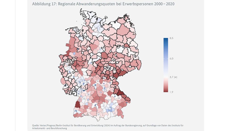 In rot gefärbten Regionen wie den ostfriesischen Landkreisen sind in den Jahren 2000 bis 2020 relativ wenige Erwerbspersonen abgewandert – lediglich die Stadt Emden liegt im Mittelfeld der Skala und ist deshalb leicht bläulich. Quelle/Grafik: Gleichwertigkeitsbericht 2024 der Bundesregierung / BMWK
