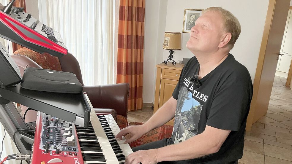 Ein Keyboarder in seinem Element: Im Leben von Jens Steinmeyer vergeht kein Tag ohne Musik.